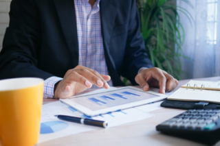 Businessman using Minitab's predictive analytics to analyze financial data.