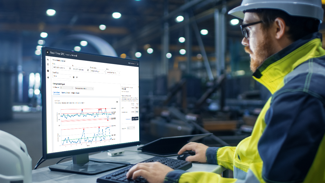 Ingeniero visualizando datos en tiempo real en su puesto de trabajo.