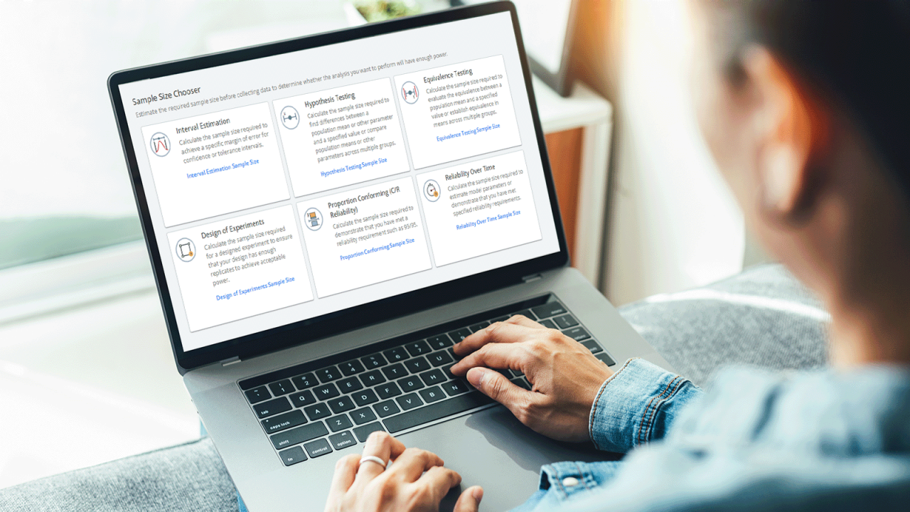 某人在笔记本电脑上查看样本数量选择器。